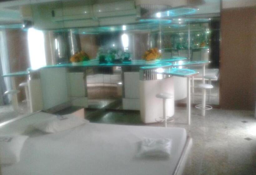 اتاق لوکس, Motel Comodoro