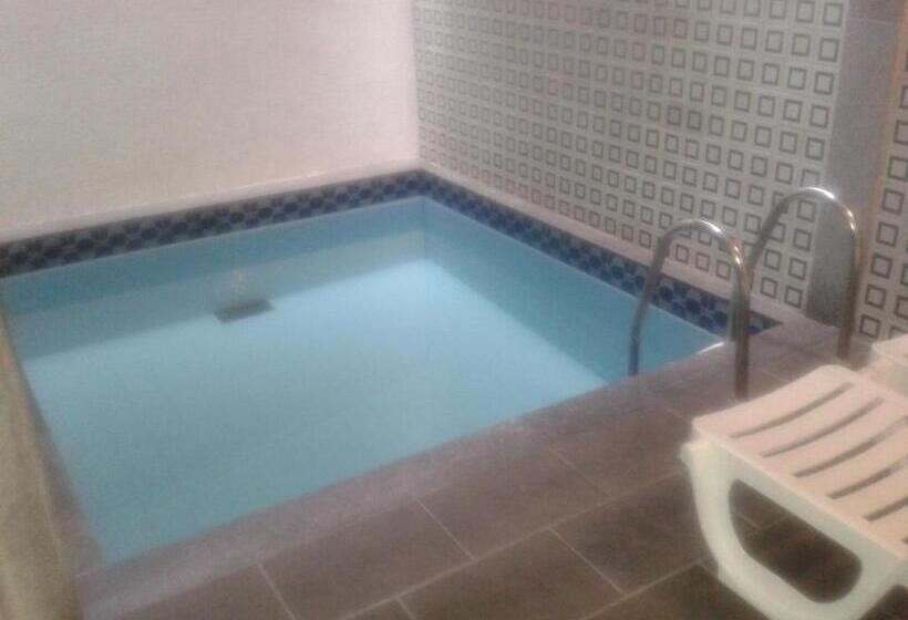 اتاق لوکس, Motel Comodoro