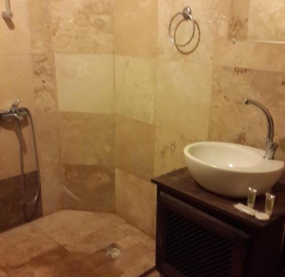 חדר סטנדרט לשלושה, Akinci Konagi