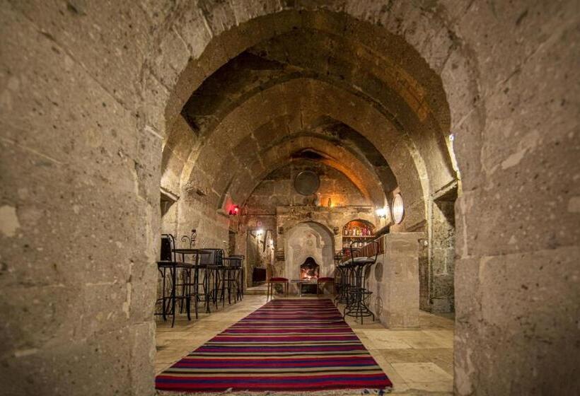 חדר סטנדרט לשלושה, Akinci Konagi