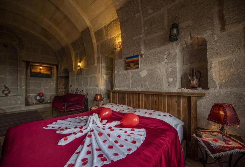 חדר סטנדרט לשלושה, Akinci Konagi