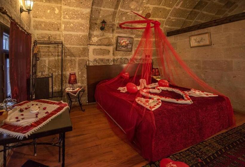 חדר משפחתי, Akinci Konagi