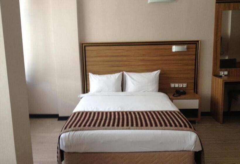 标准三人间, Buyuk