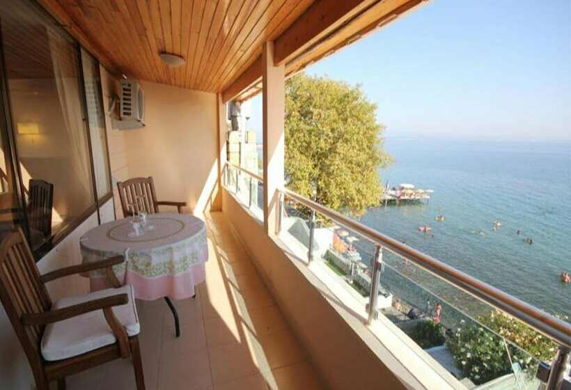 اتاق استاندارد با چشم‌انداز دریا, Ucem