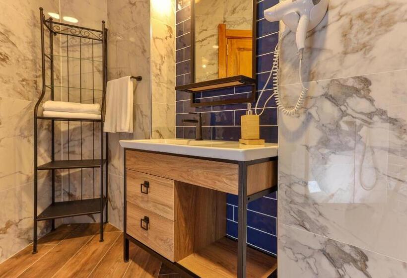 سوییت با چشمانداز باغ, Azur