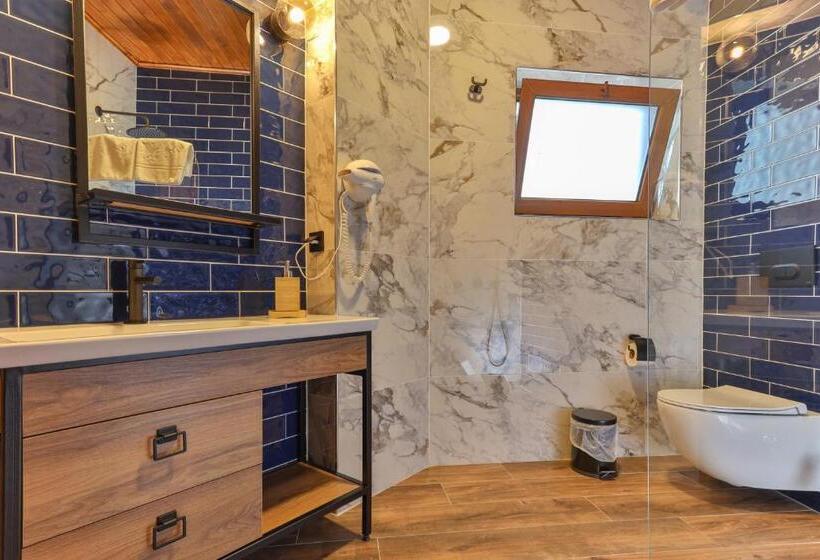 سوییت با چشمانداز باغ, Azur