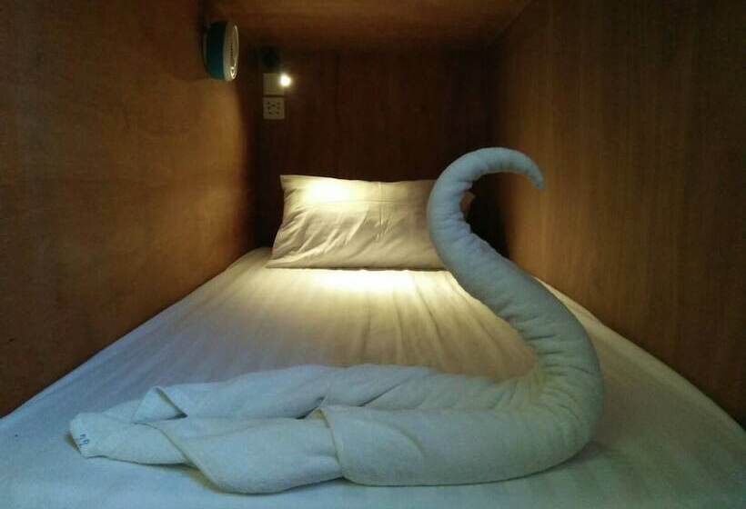 ルームシェアのワンベッド, Gecko Republic Jungle Hostel