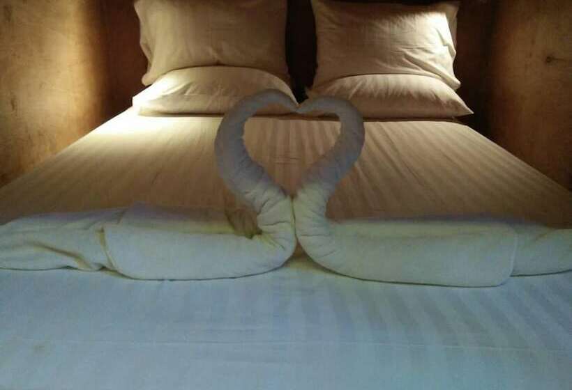 ルームシェアのワンベッド, Gecko Republic Jungle Hostel