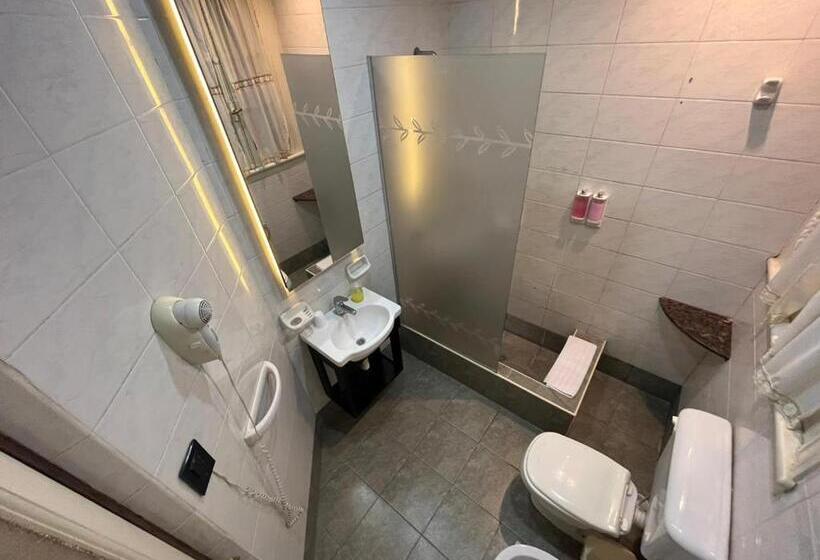 标准三人间, Boutique Calash