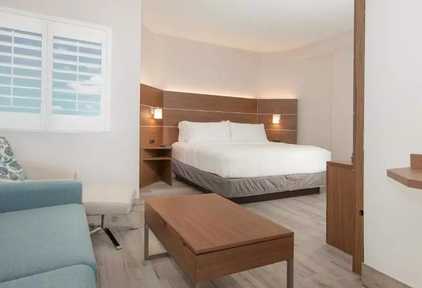 اتاق استاندارد با تخت بزرگ, Holiday Inn Express & Suites Panama City Beach Beachfront, An Ihg