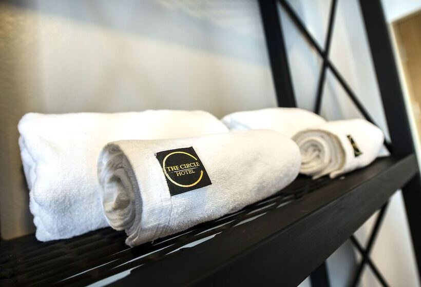 标准间, The Circle