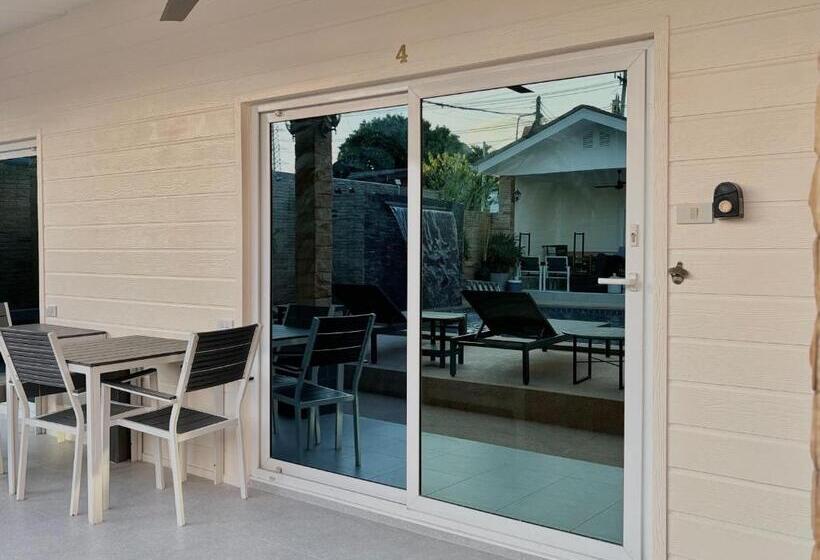 اتاق استاندارد با چشمانداز استخر, Mangoes Pattaya