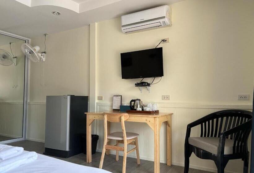 اتاق استاندارد با چشمانداز استخر, Mangoes Pattaya