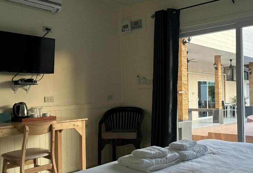 اتاق استاندارد با چشمانداز استخر, Mangoes Pattaya