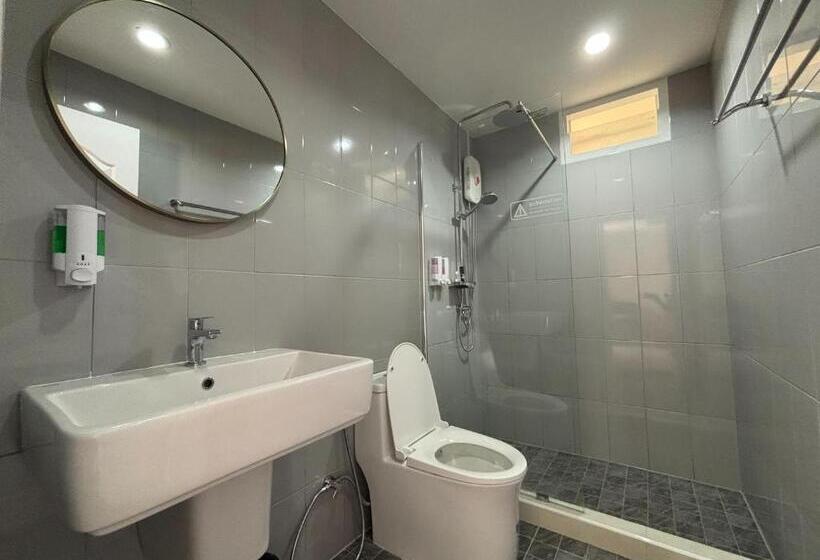 اتاق استاندارد سه تخته با چشمانداز استخر, Mangoes Pattaya