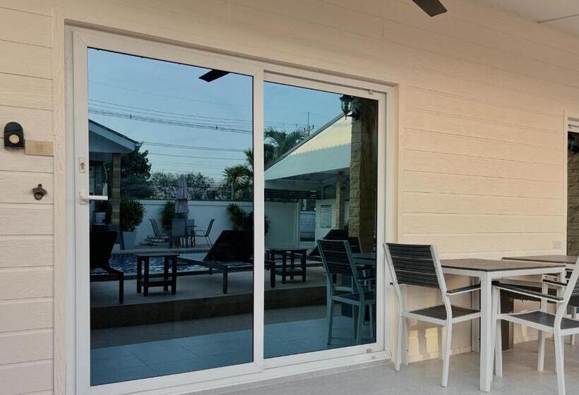 اتاق استاندارد با چشمانداز استخر, Mangoes Pattaya