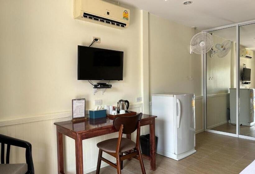 اتاق استاندارد با چشمانداز استخر, Mangoes Pattaya