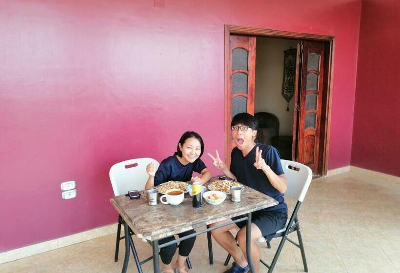 سوییت خانوادگی, Pyramids Power Inn