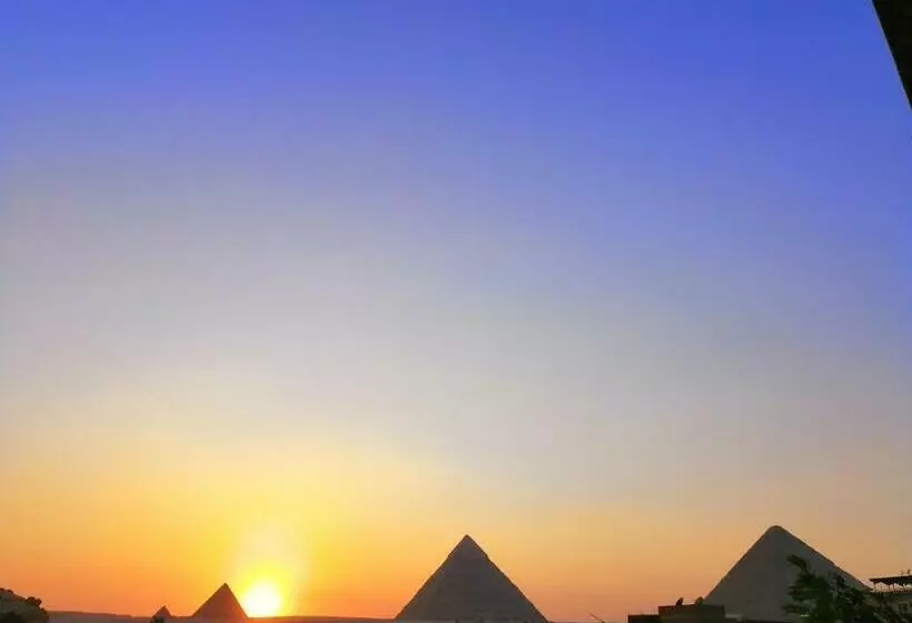 سوییت خانوادگی, Pyramids Power Inn