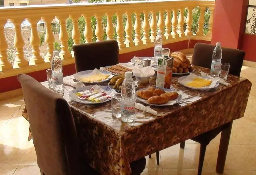 اتاق لوکس, Pyramids Power Inn