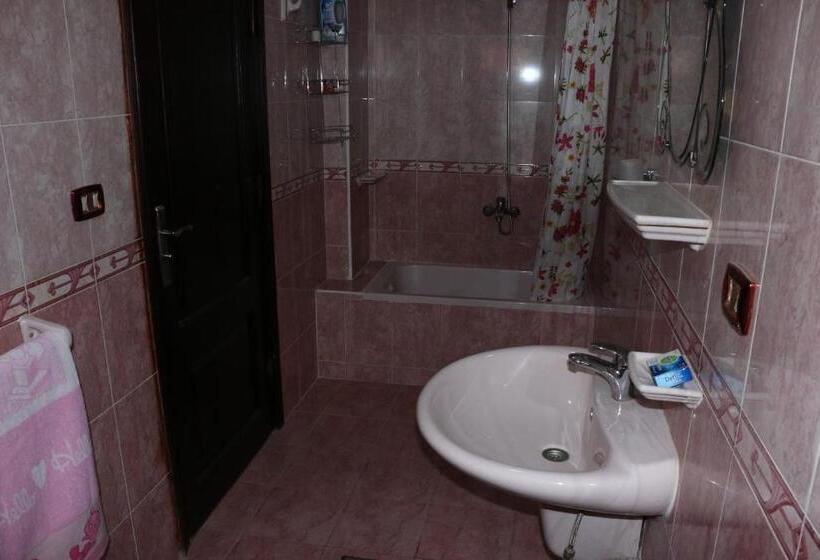 اتاق لوکس, Pyramids Power Inn