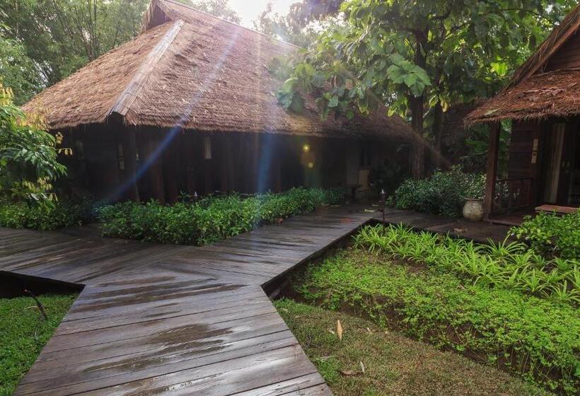 침실 2개 주택, Azalea Village