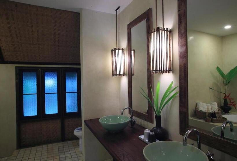 침실 2개 주택, Azalea Village