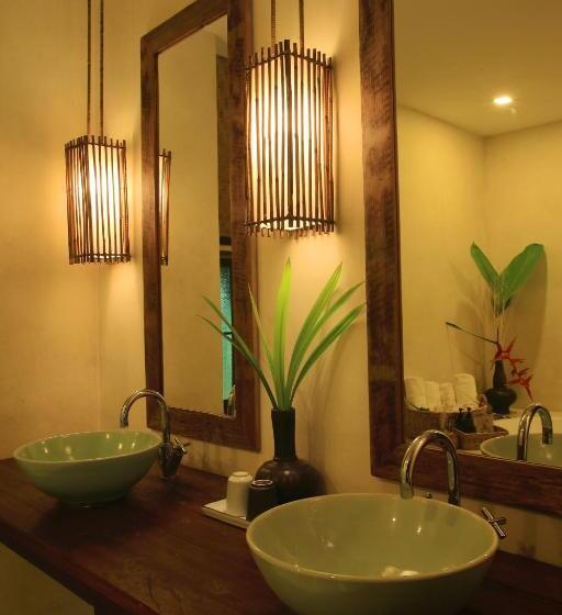 침실 2개 주택, Azalea Village