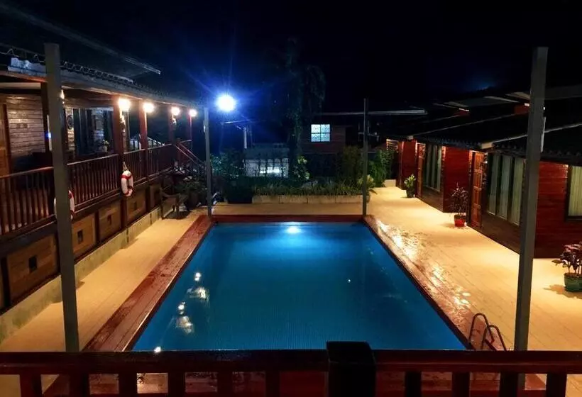プールビュースタンダードルーム, Chuchaiburi Sri Amphawa