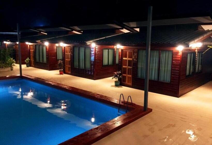 プールビュースタンダードルーム, Chuchaiburi Sri Amphawa