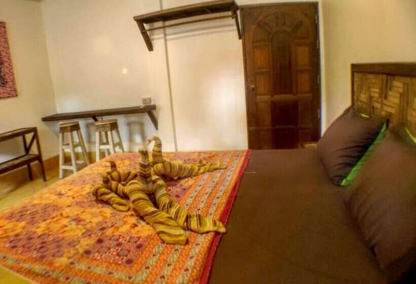 غرفة عائلية, Flower Power Farm Village