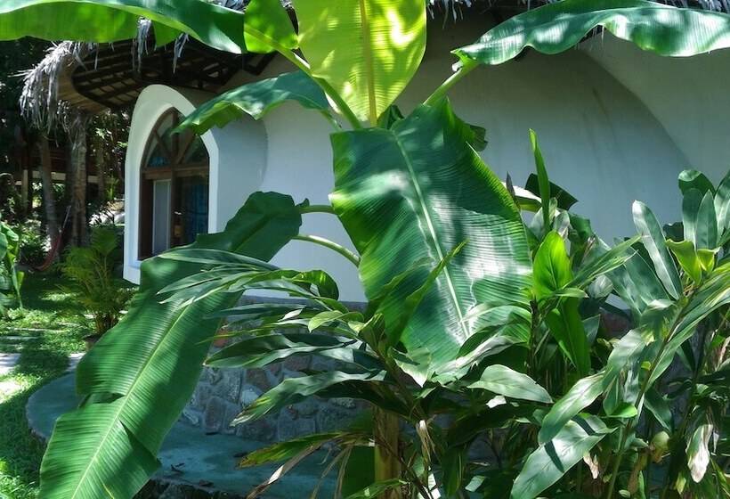 بنجلو قياسى مطلّ علي الحديقة, Flower Power Farm Village