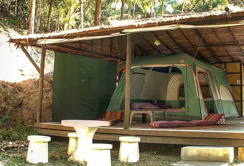 كوخ ديلوكس, Flower Power Farm Village