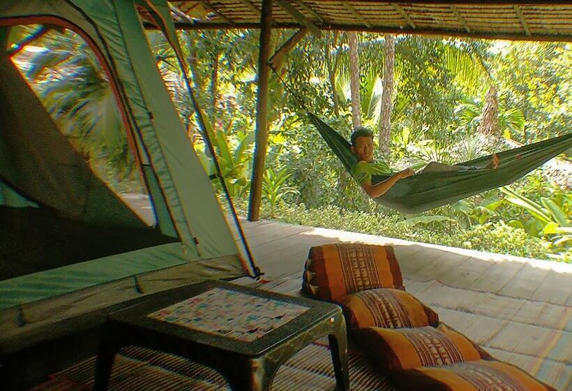 كوخ ديلوكس, Flower Power Farm Village