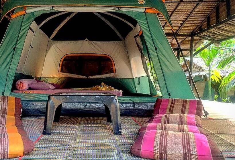 كوخ ديلوكس, Flower Power Farm Village