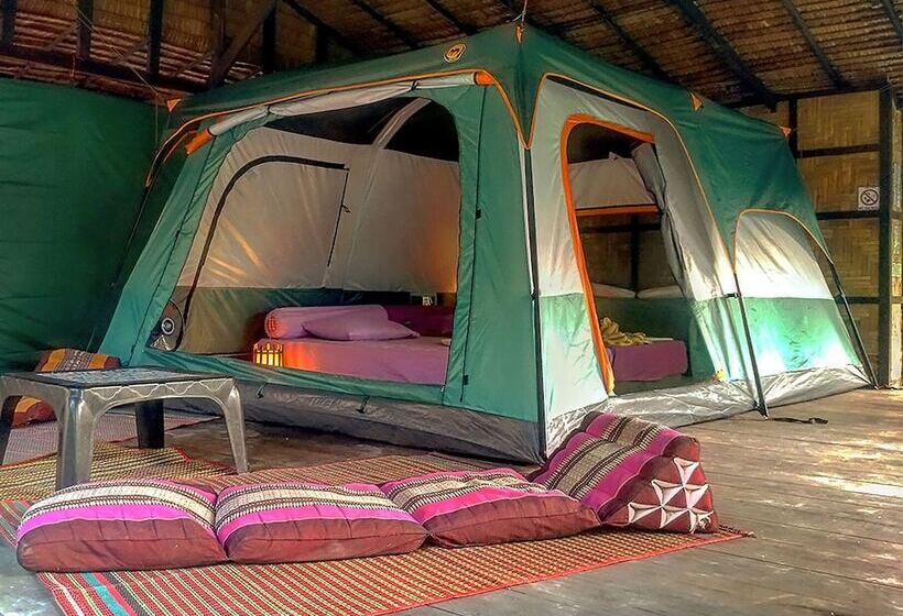 كوخ ديلوكس, Flower Power Farm Village