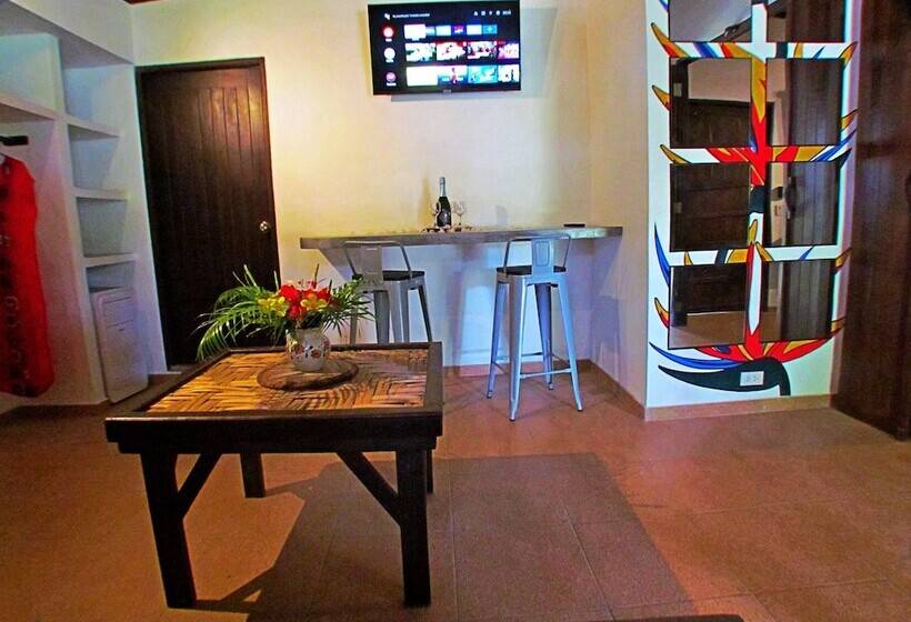 ‫فيلا غرفة نوم واحدة, Flower Power Farm Village