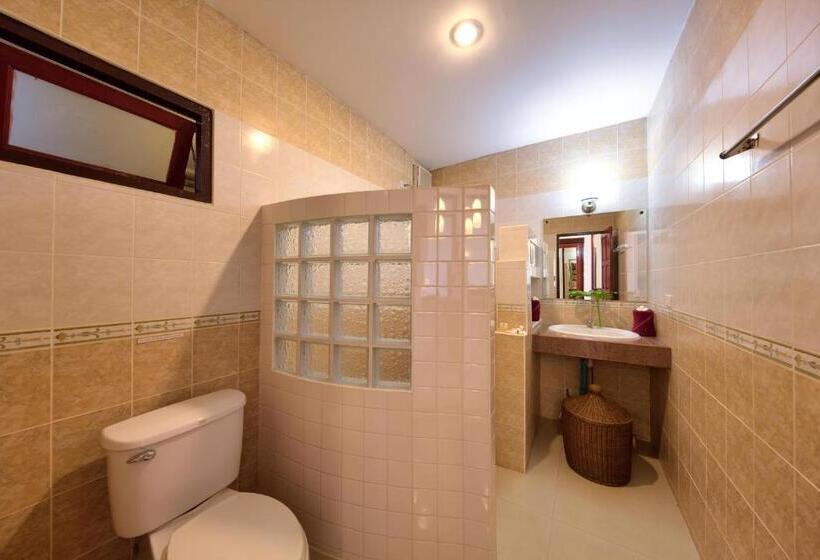 غرفة قياسية ثلاثية مطلة علي حمام السباحة, Aumpai Luxury