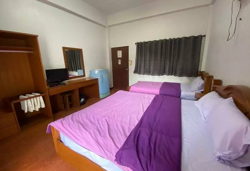 Quarto Triplo Estandar, Jitrawadee