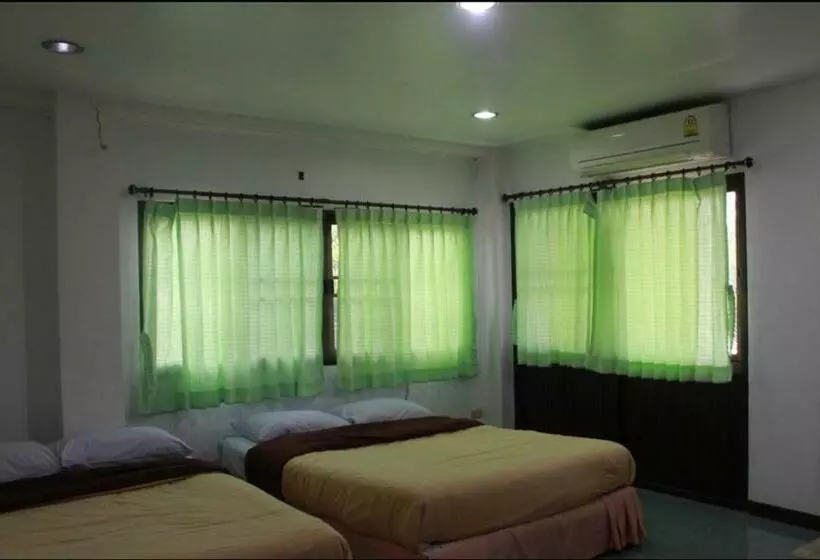 Quarto Familiar, Jitrawadee