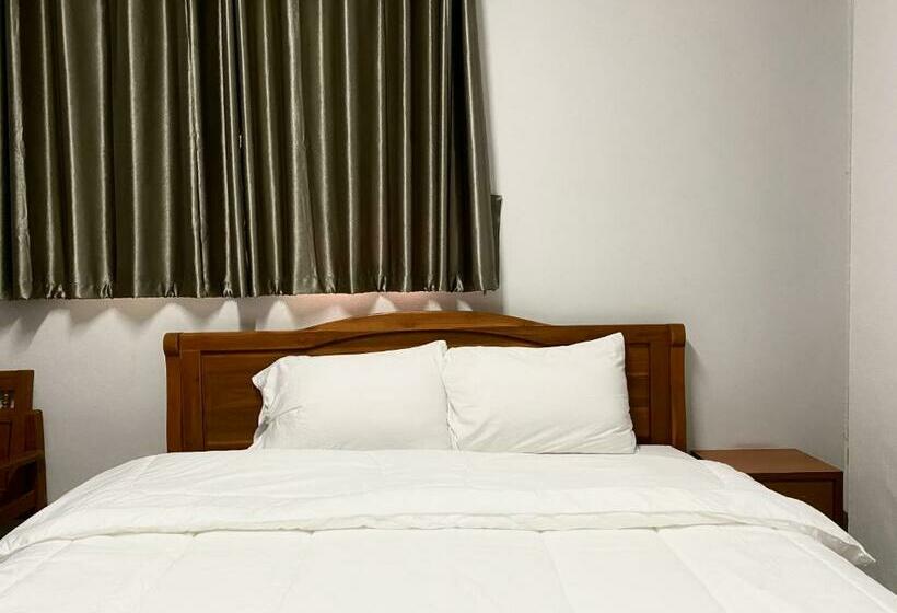 디럭스 룸, Jitrawadee