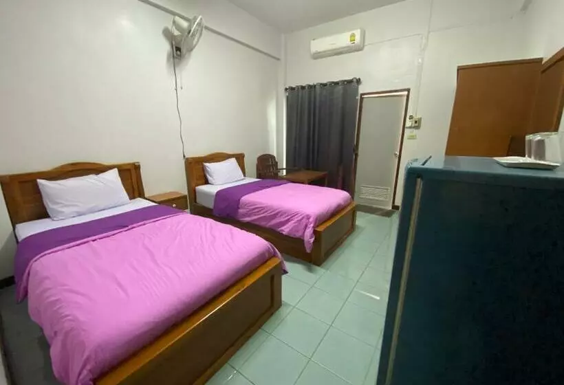 Quarto Deluxe, Jitrawadee