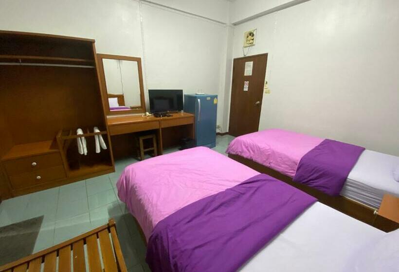 디럭스 룸, Jitrawadee