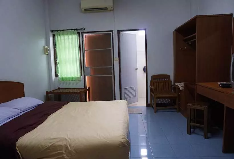 Quarto Triplo Estandar, Jitrawadee
