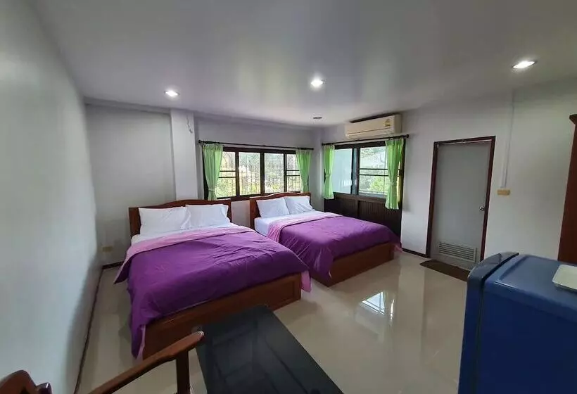 Quarto Familiar, Jitrawadee