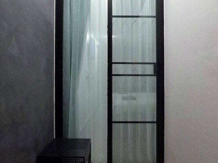 اتاق استاندارد, The Ghee House