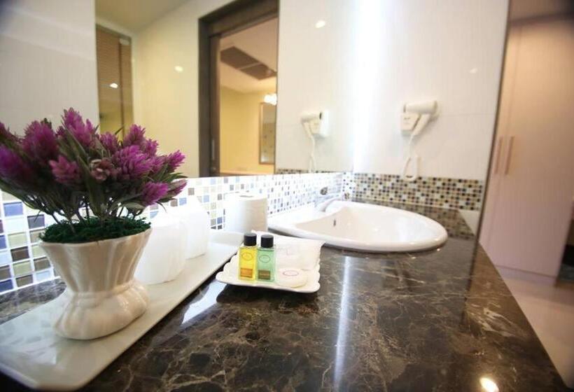 キングサイズベッドのデラックススイート, Trebel Pattaya