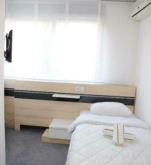 اتاق استاندارد یک نفره, Garni Hotel Consul