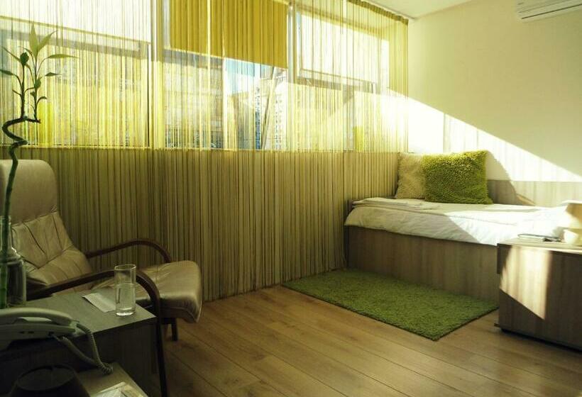 استودیوی استاندارد, Garni Hotel Tri O