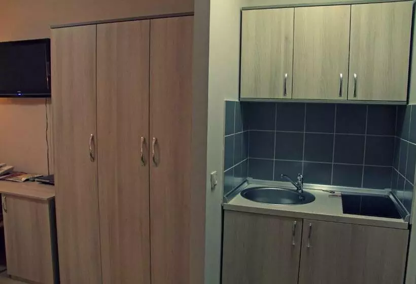 استودیوی استاندارد, Garni Hotel Tri O